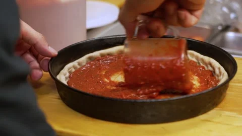 Pizza sauce on deep dish 库存影片 332915290
