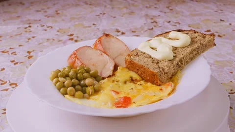 Pizza-shaped scrambled eggs with bacon on crusty bread and green peas spinn.. 库存影片 262887079