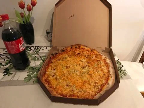 Pizza on a table with coke Foto stock