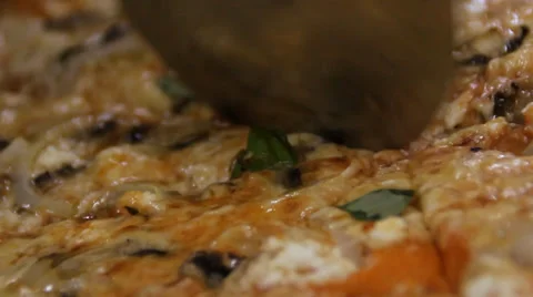 Pizza with toppings being cut Vídeos de archivo 36262091