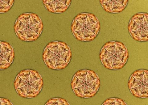 Pizza on a yellow background. Seamless pattern with cut pizza with bacon. Foto stock
