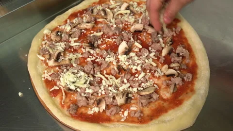 Pizzaiolo making pizza. Chef preparing pizza in the restaurant kitchen. The Video stock 178555735