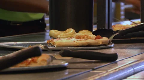 Pizzas in cafeteria line Vidéo 38869046