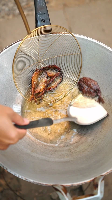 Pla Wan Thod, Thai crispy sweet dried fish. Stock-Footage 337464395