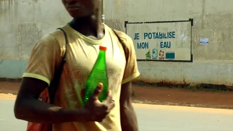 Placard "je potabilise mon eau" Stock Footage 80842426