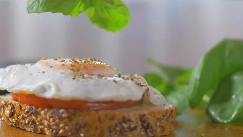 Place basil on sandwich with egg 動画素材 109550519
