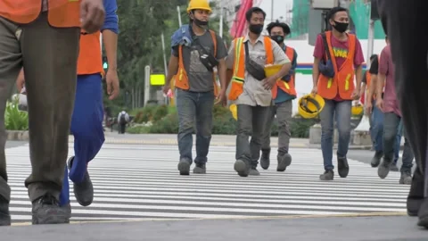 A place to cross the road. Vídeos de archivo 200961849