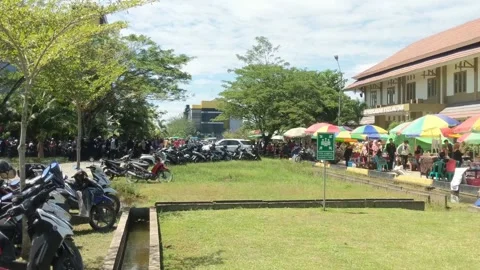 A place for crowds of traders Stock Footage 248900306