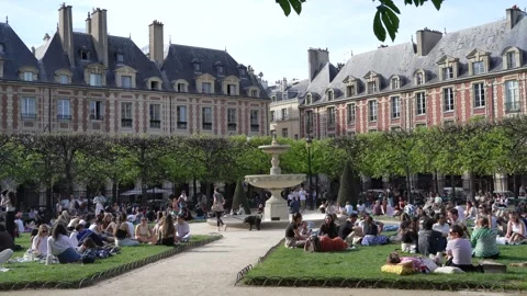 Place des Vosges crowded Stock Footage 272292552