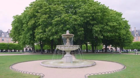 Place des Vosges in spring, Paris, France. 库存影片 308739915