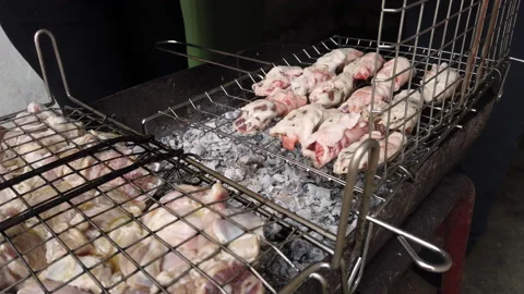 Place the meat rolls on the grill Video stock 182040508