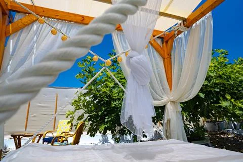 Place to relax in the backyard. Hanging canopy bed. Foto stock