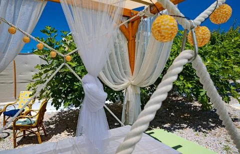 Place to relax in the backyard. Hanging canopy bed. Foto stock