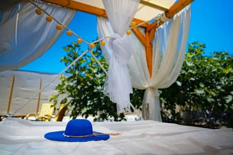 Place to relax in the backyard. Hanging canopy bed. Foto stock