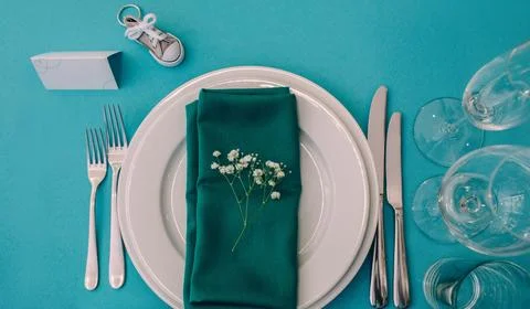 Place setting, on a turquoise table directly above. Fotos Stock