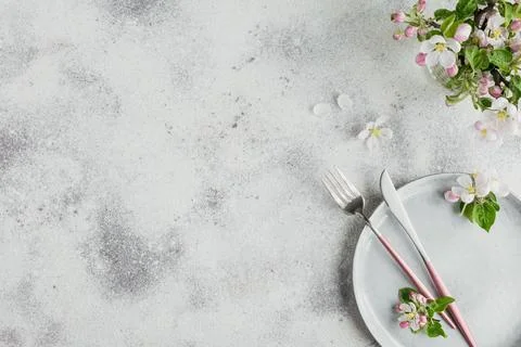Place table setting with blossoming apple tree branches and flowers Foto stock