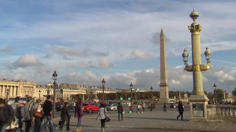 Place Vendôme - Victory column with people passing and car traffic Stock Footage 59311936