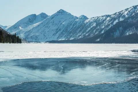 Place where  Multa River flows from  lower Lake of Multin in early spring Foto stock