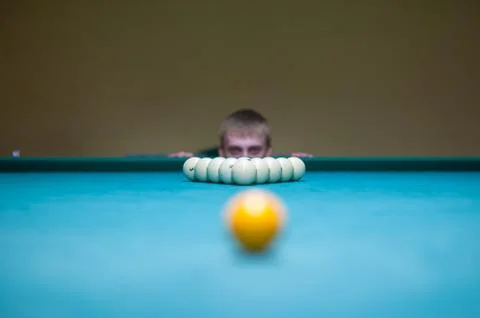 Placement of balls on a billiard table, preparation for a strike. Billiards c Foto stock