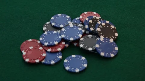 Placing 4 aces on a pile of poker chips. Stockbeeldmateriaal 59146221