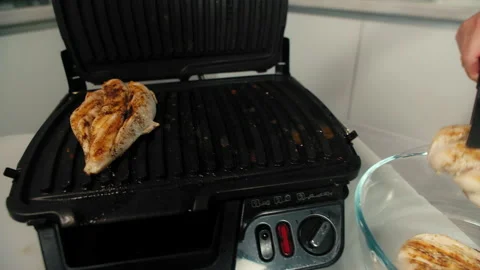 Placing chicken into dish from pan Vídeo Stock 165793817