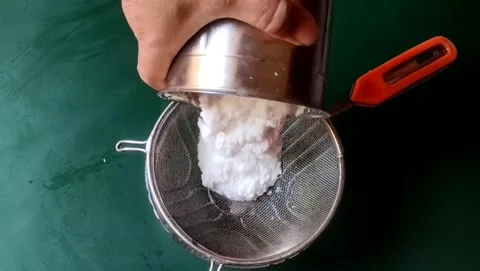 Placing coconut paste in a strainer. Video stock 204093635