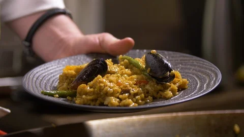 Placing the dish of paella is ready. Video stock 89038793