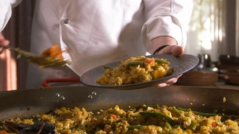 Placing the dish of paella is ready. Video stock 89040695