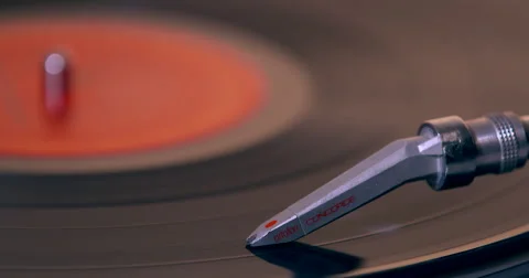 Placing DJ Needle (close up) on Spinning Vinyl LP Record Player Vidéo 46196094