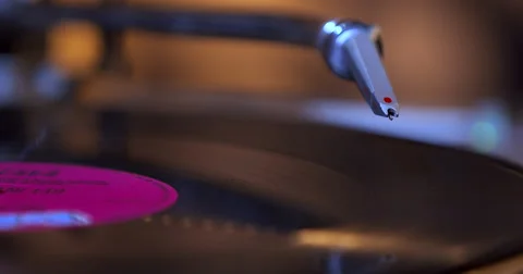 Placing DJ Needle on Spinning Record Player Vidéo 51410110