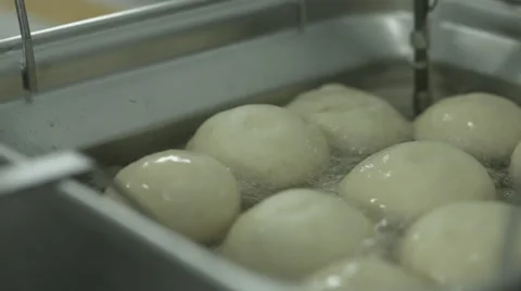 Placing Donuts in fryer 库存影片 63078373