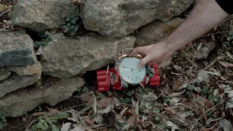 Placing dynamite bomb next to wall Vídeos de archivo 144873463