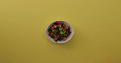 Placing an egg on a salad 1 Video stock 132146986