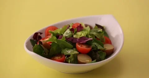 Placing an egg on a salad 3 Video stock 132147074