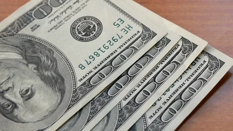 Placing five hundred dollars on a desk 動画素材 102126728