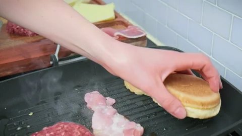 Placing, flipping, and removing bun bread from a grilling pan in 4K. Video stock 153741090