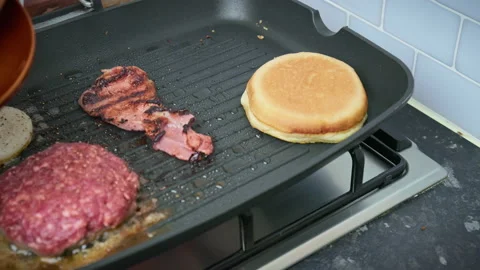 Placing, flipping, and removing bun bread from a grilling pan in 4K. Video stock 153742255