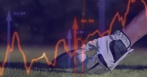 Placing gloved hand positioning white golf ball on putting green, with financial Stockfoto's