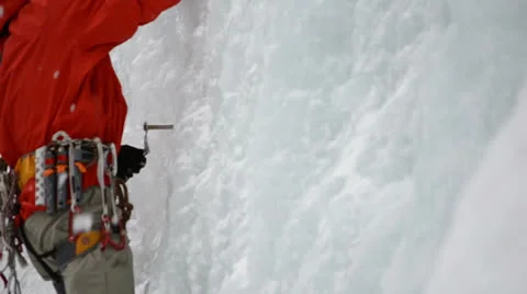 Placing ice climbing screw Vídeos de archivo 24187838
