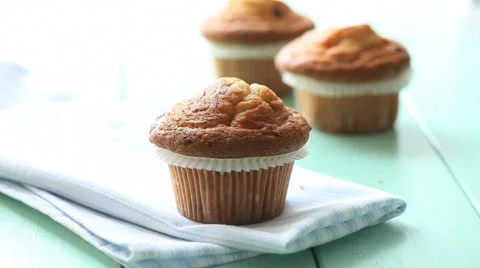 Placing icing on cupcake Stock Footage 5090036