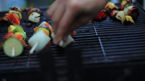 Placing Kebabs on the BBQ Grill 库存影片 39784265