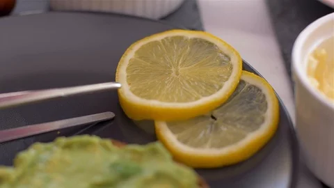 Placing a lemon on a  avocado toast 動画素材 103653864