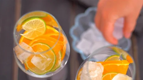 Placing lime slice and ice in a glass  . Preparing cocktails Video stock 110046614