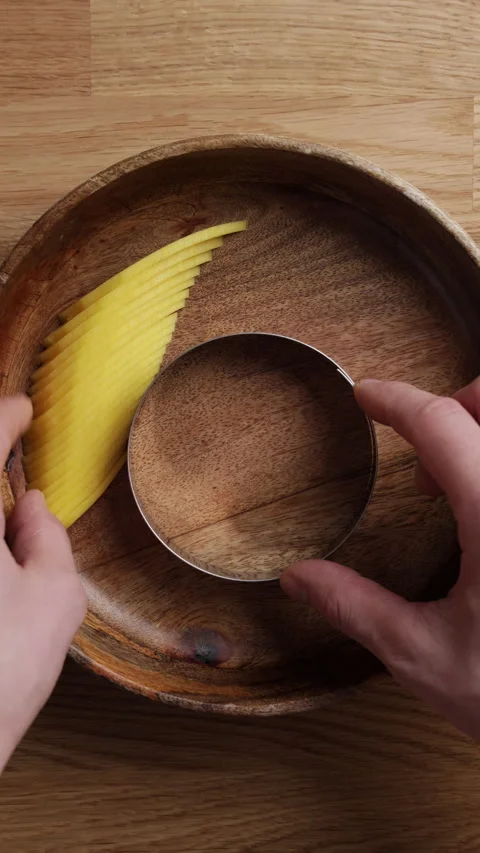 Placing Mango Slices On Plate Vertical Top View Видео 335774758