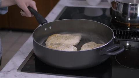 Placing Mesh Splatter Guard on Pan With Meat Видео 98600971