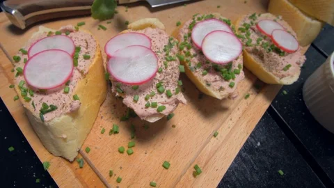 Placing the mint leaves on a sandwich with a paste Видео 105877490