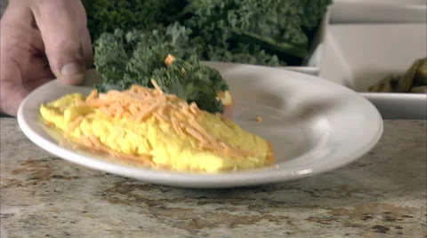 Placing omelet on counter 動画素材 986656