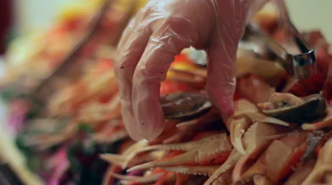 Placing Oyster on Bed of Crab Claws Vidéo 45937656