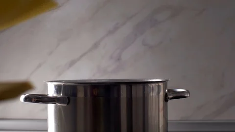 Placing a pasta in boiling water 库存影片 103859557