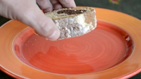 Placing a piece of cake in a colored plate 動画素材 148256500